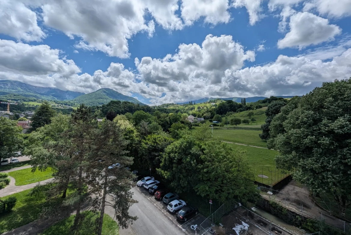 A vendre appartement traversant de 80 m² à Cognin avec balcon et garage 