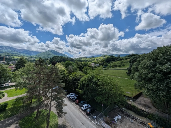 A vendre appartement traversant de 80 m² à Cognin avec balcon et garage