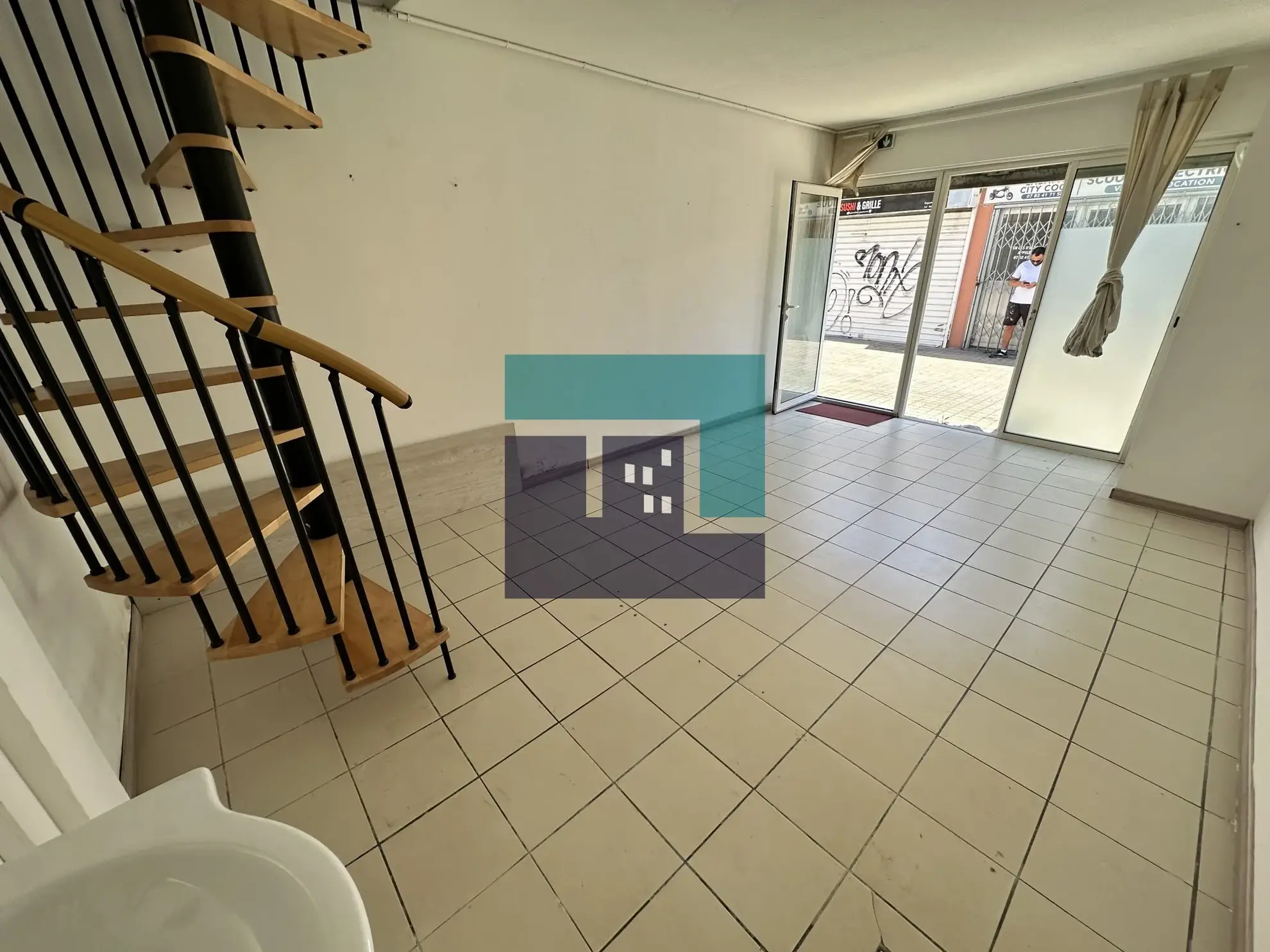 Local commercial à vendre à Le Grau-du-Roi avec logement de fonction, 40 m² 