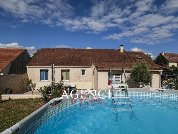 Maison de plain-pied à Donnemarie-Dontilly avec piscine et garage double