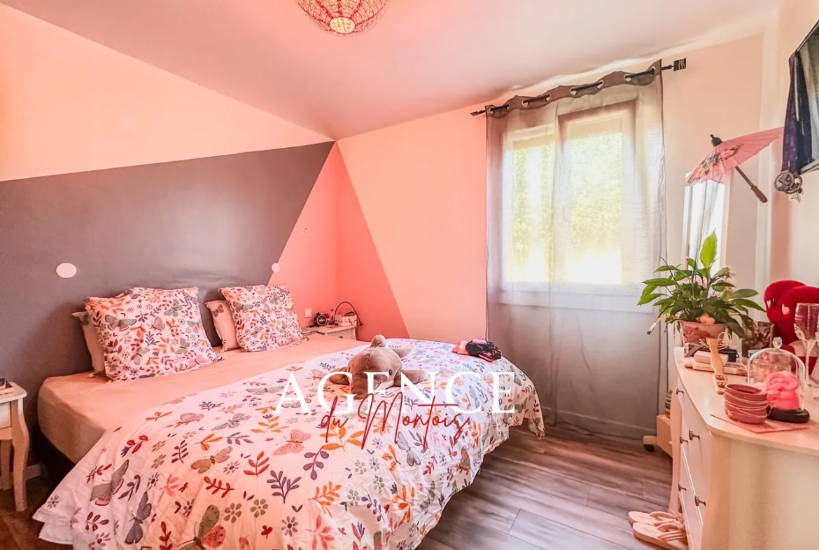 Maison de plain-pied à Donnemarie-Dontilly avec piscine et garage double 