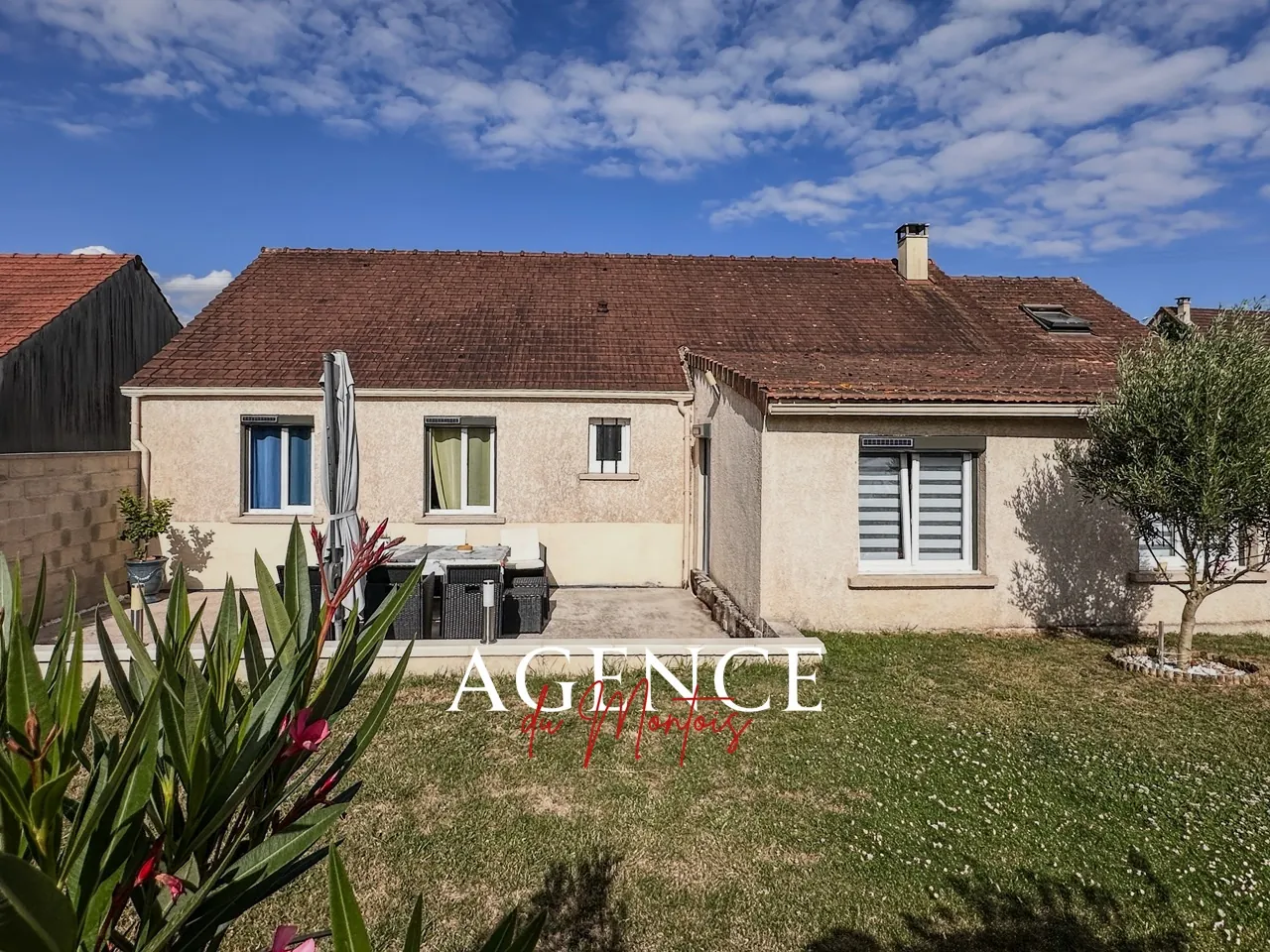 Maison de plain-pied à Donnemarie-Dontilly avec piscine et garage double 