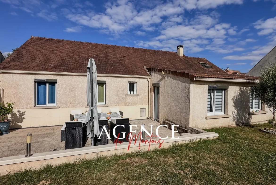 Maison de plain-pied à Donnemarie-Dontilly avec piscine et garage double 