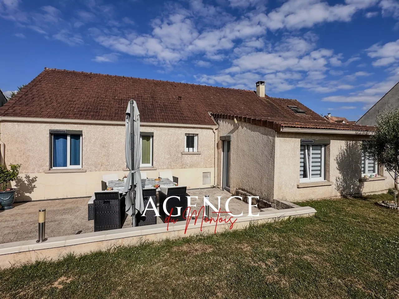 Maison de plain-pied à Donnemarie-Dontilly avec piscine et garage double 