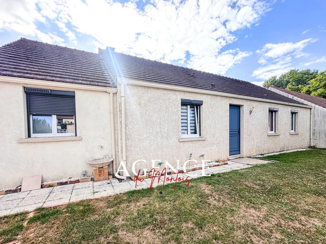 Maison de plain-pied à Donnemarie-Dontilly avec piscine et garage double 