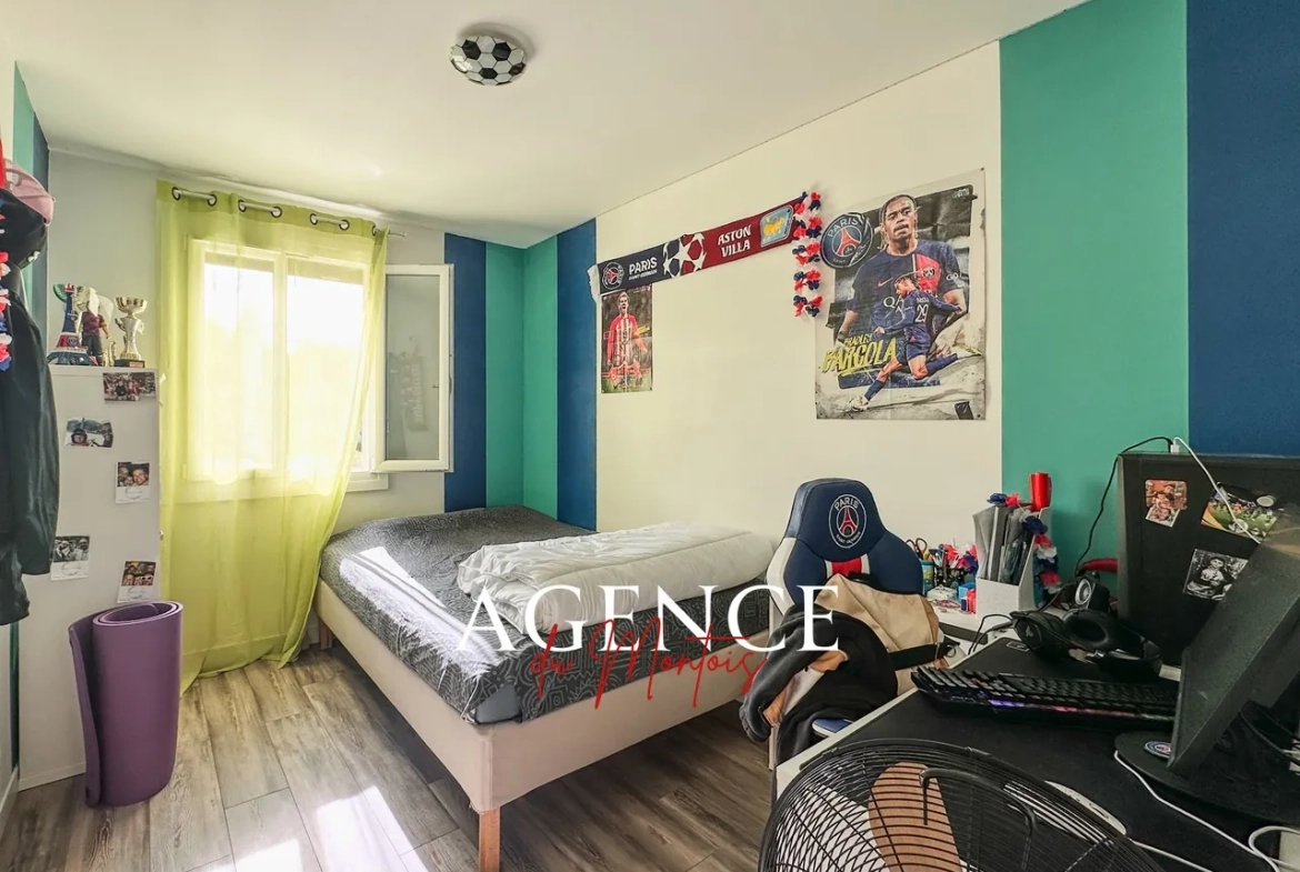 Maison de plain-pied à Donnemarie-Dontilly avec piscine et garage double 
