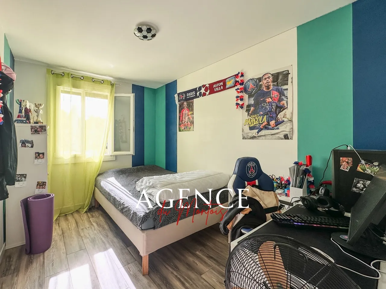 Maison de plain-pied à Donnemarie-Dontilly avec piscine et garage double 