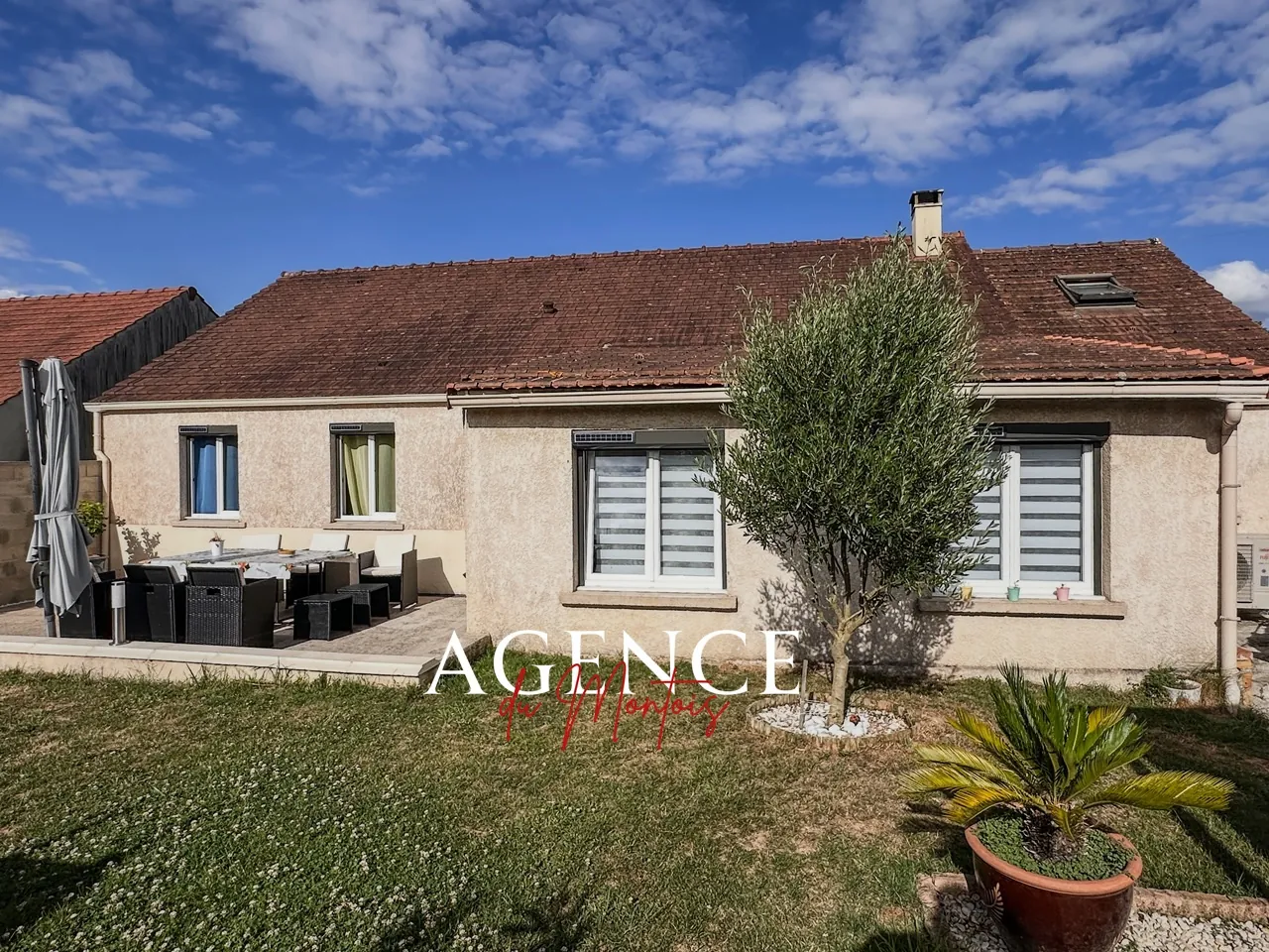 Maison de plain-pied à Donnemarie-Dontilly avec piscine et garage double 