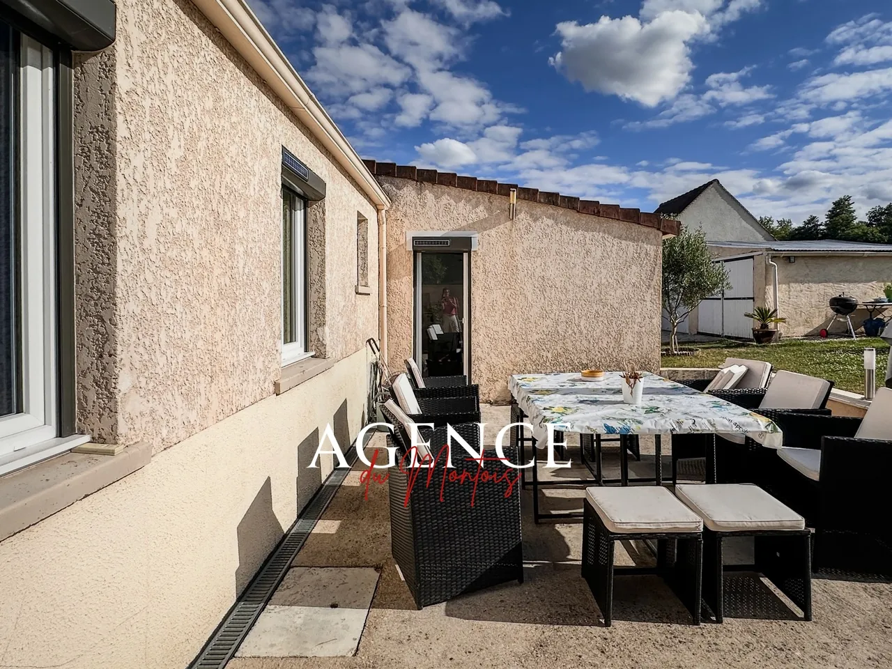 Maison de plain-pied à Donnemarie-Dontilly avec piscine et garage double 