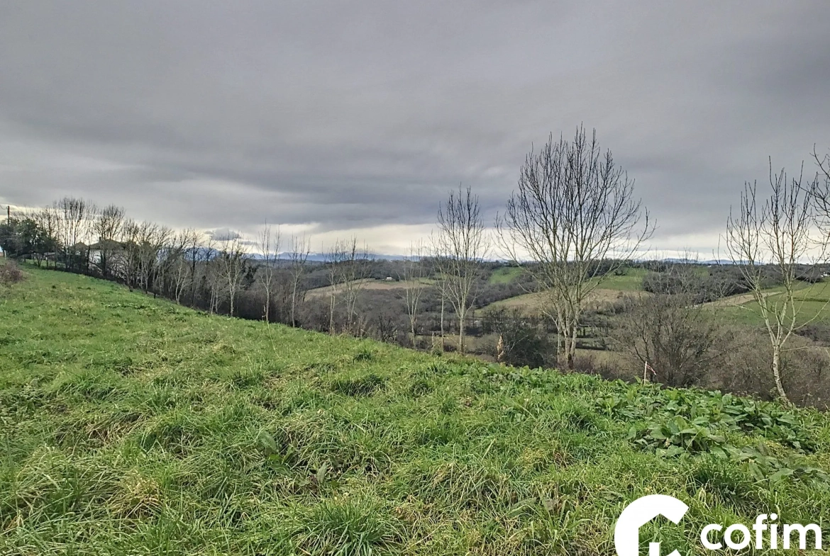 Superbe terrain constructible à vendre à Lagor avec vue sur montagnes 