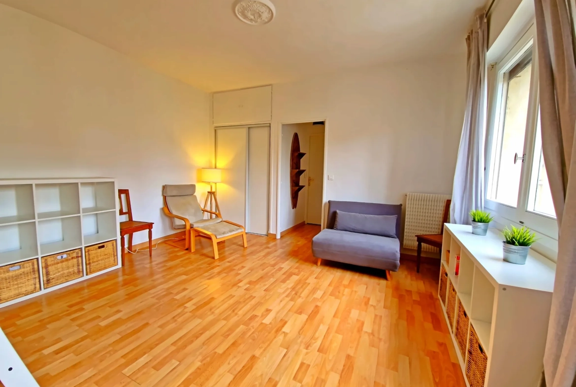 Appartement F1 rénové de 37 m² au centre historique de Montpellier 