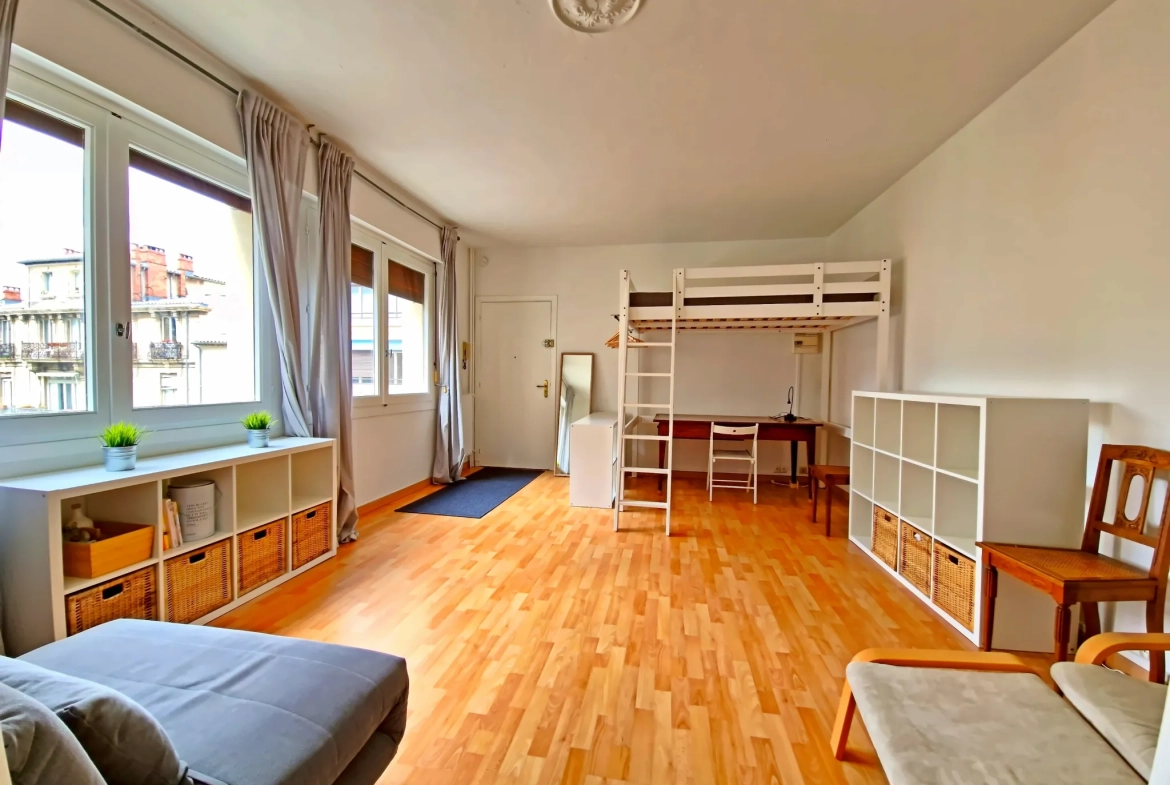 Appartement F1 rénové de 37 m² au centre historique de Montpellier 