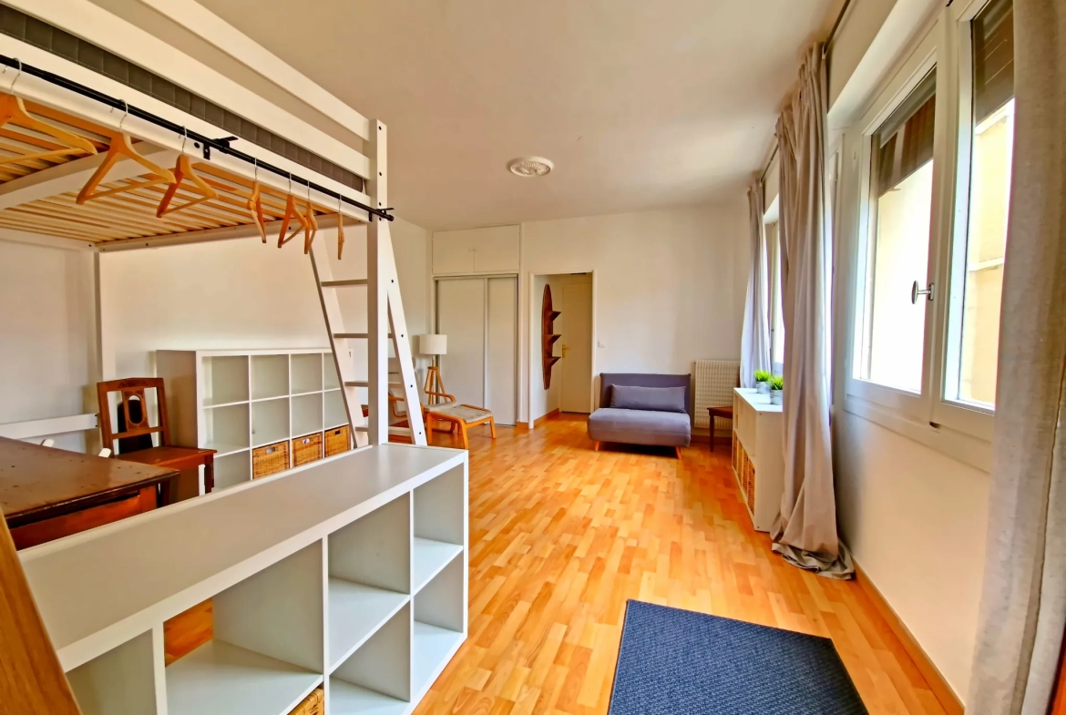 Appartement F1 rénové de 37 m² au centre historique de Montpellier 