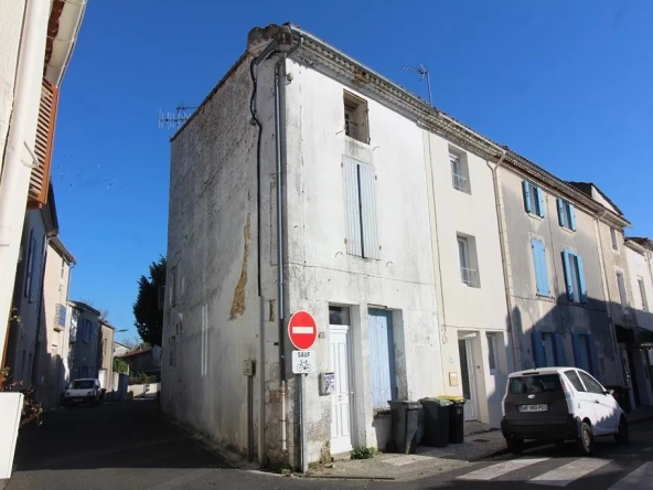 Maisons de ville T4 et T2 à Saujon, centre-ville, bon investissement