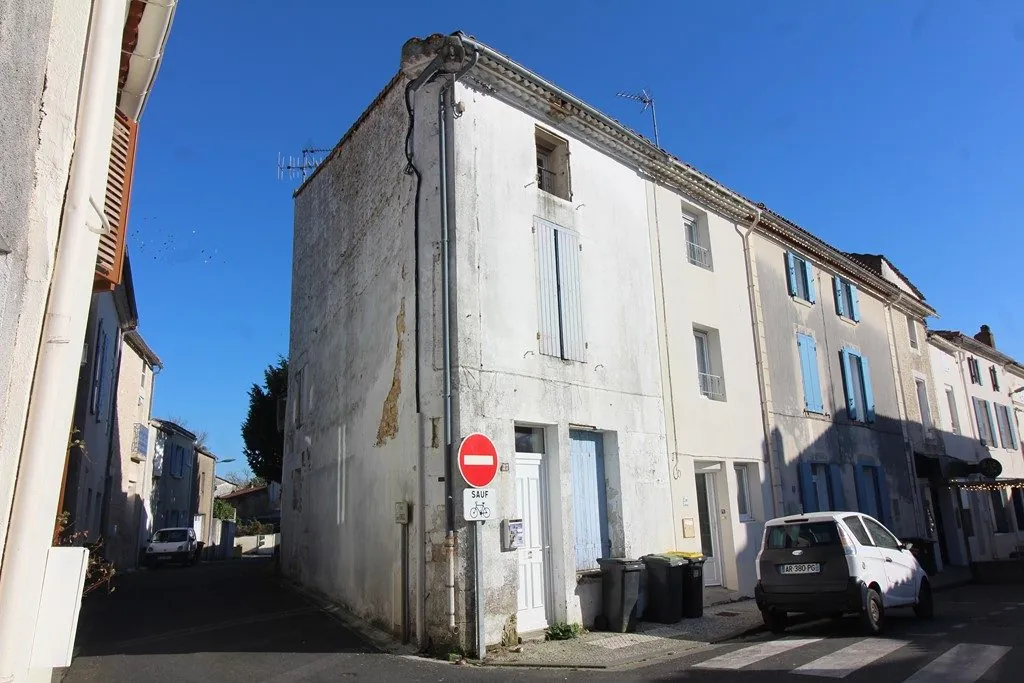 Maisons de ville T4 et T2 à Saujon, centre-ville, bon investissement 
