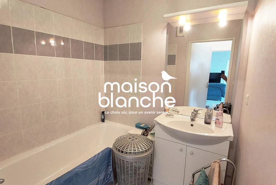 Salle de bain Appartement lumineux 2 pièces avec balcon à Parthenay 