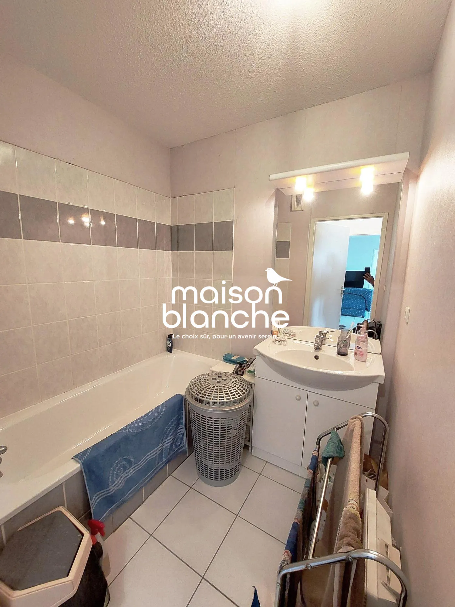 Salle de bain Appartement lumineux 2 pièces avec balcon à Parthenay 
