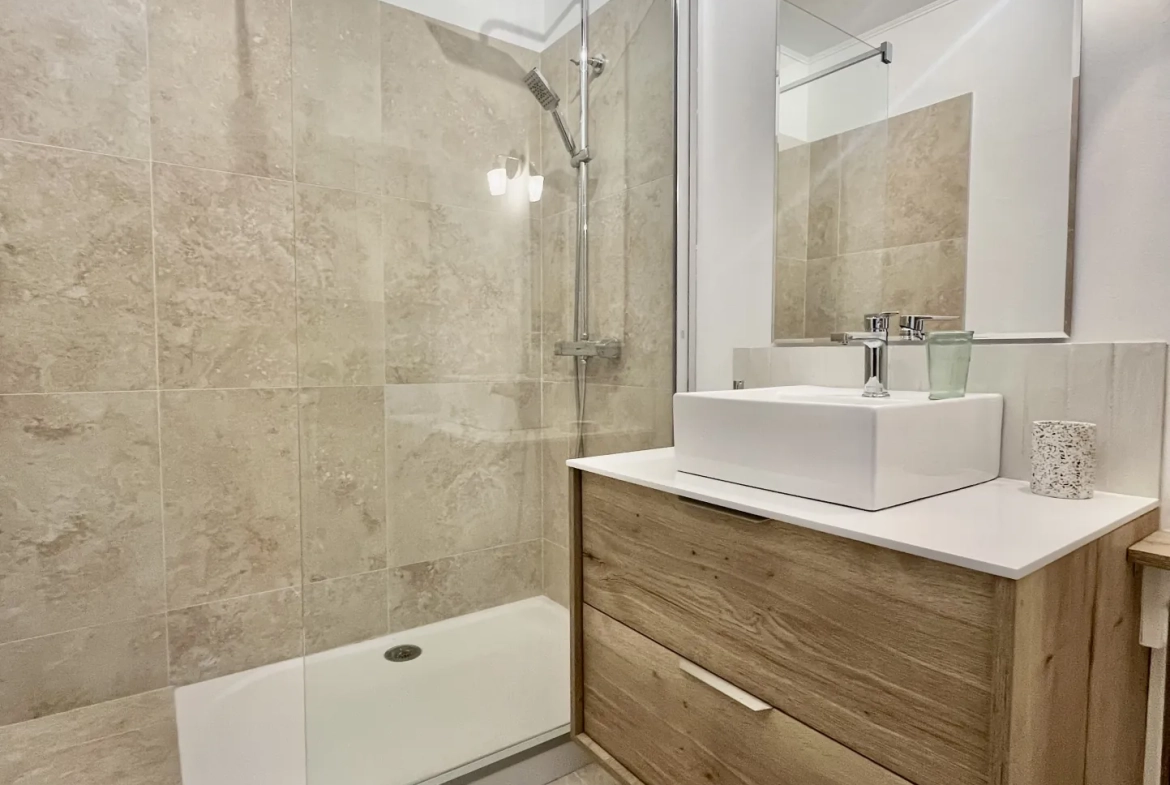 Appartement T2 rénové de 56 m² avec piscine à Nîmes 