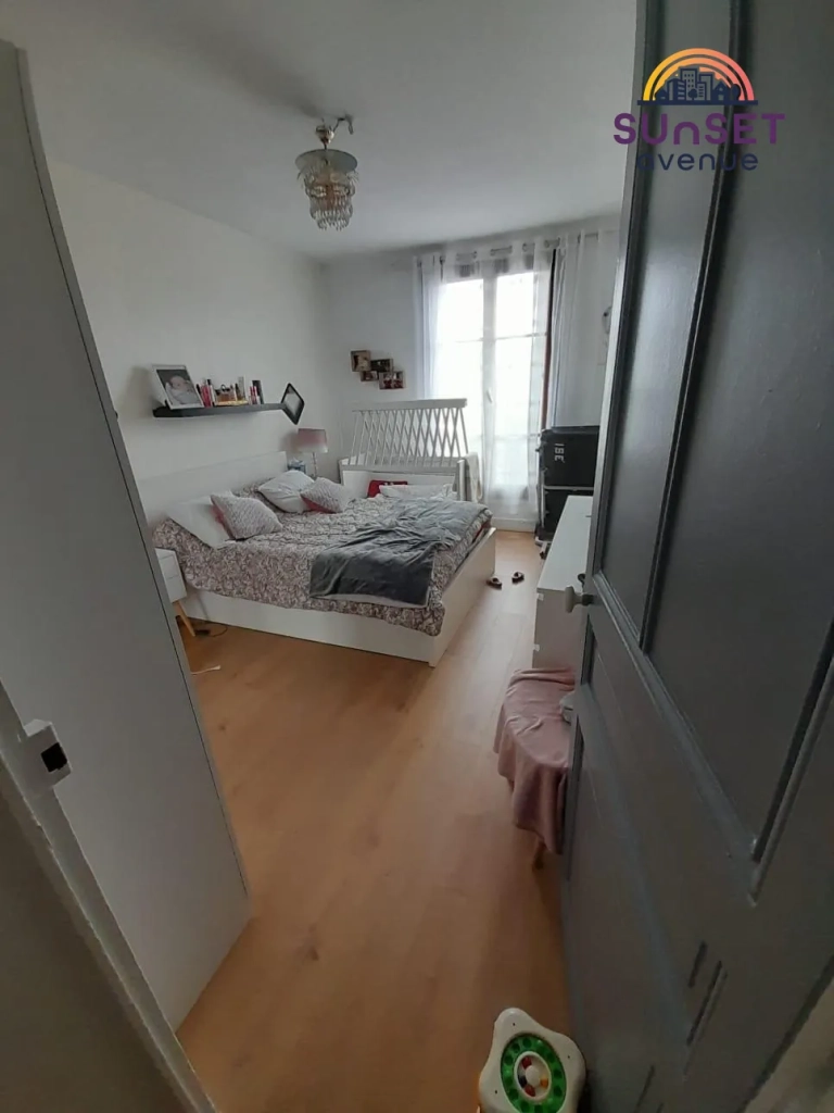Appartement T3 de 56 m² à Vaujours - Dernier étage, charme et praticité