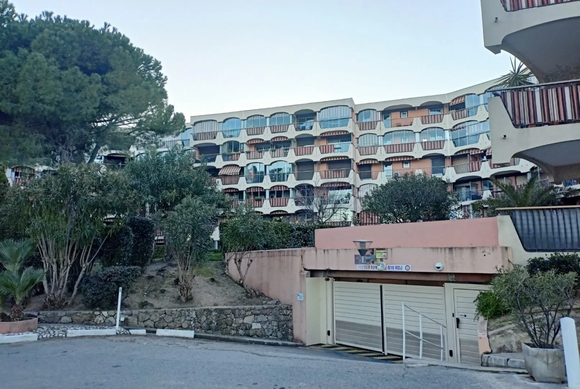 Garage de 12 m² en sous-sol à Mandelieu-la-Napoule, secteur Capitou 