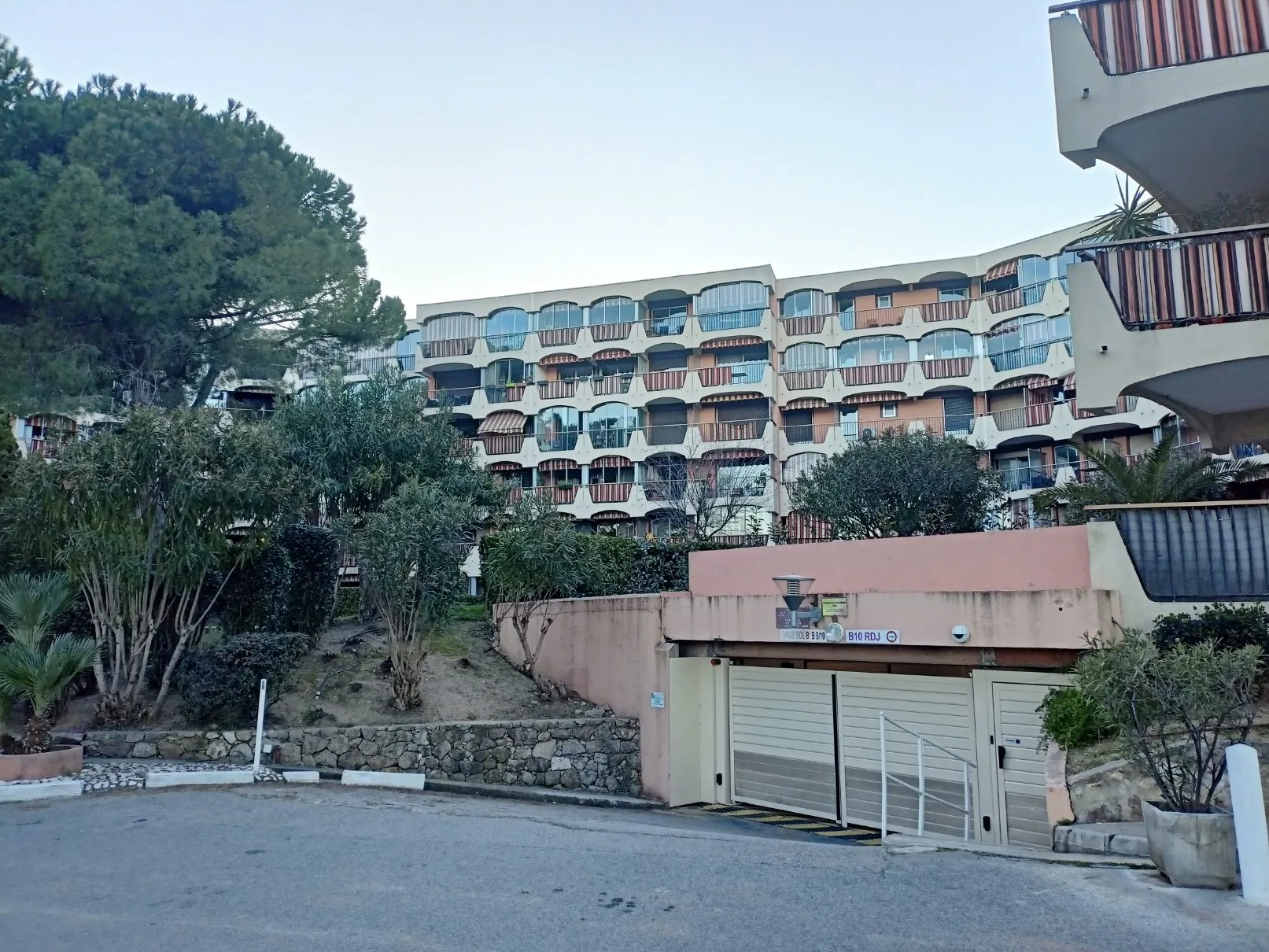 Garage de 12 m² en sous-sol à Mandelieu-la-Napoule, secteur Capitou 