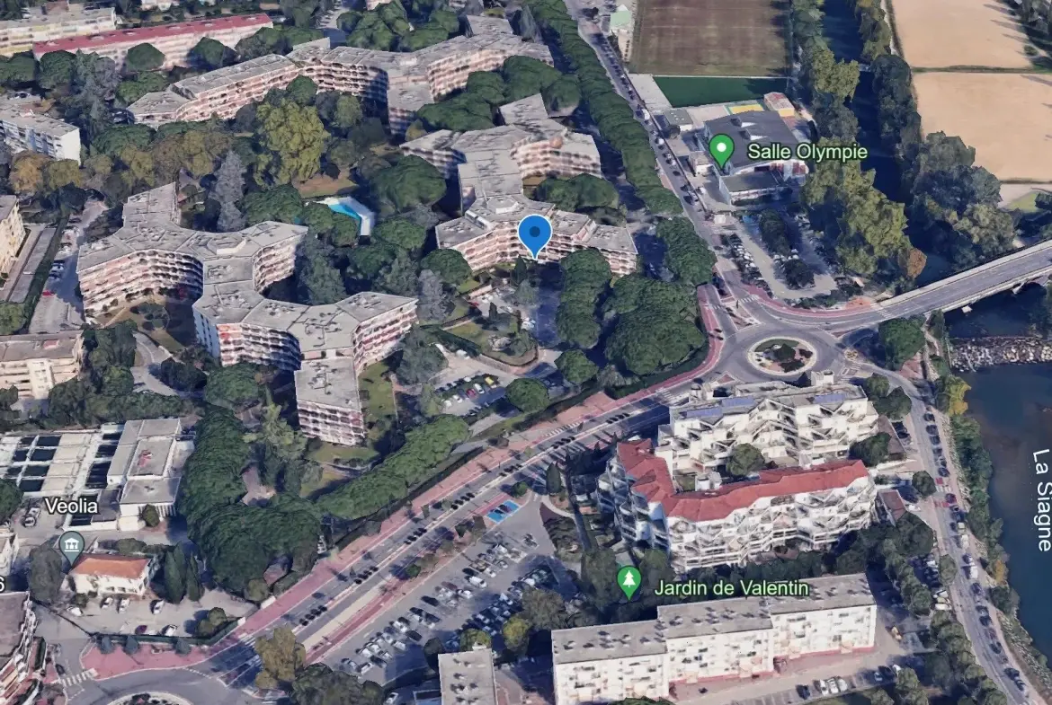 Garage de 12 m² en sous-sol à Mandelieu-la-Napoule, secteur Capitou 