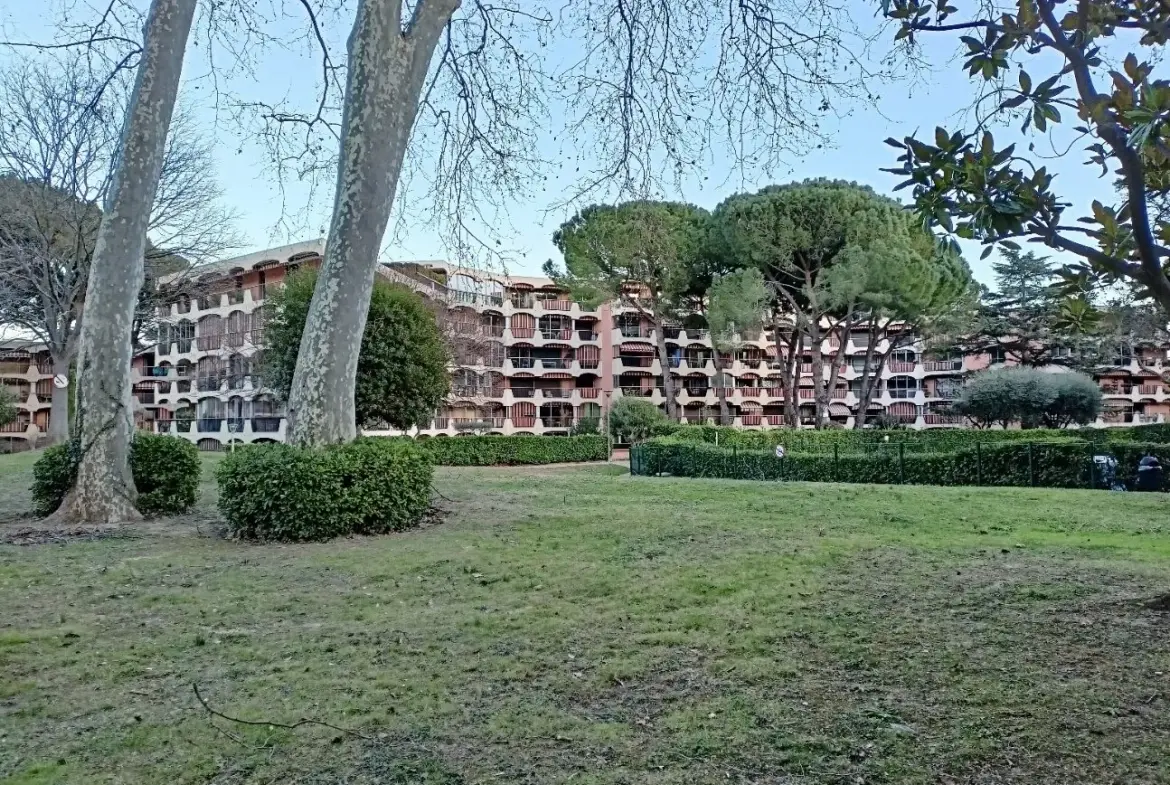 Garage de 12 m² en sous-sol à Mandelieu-la-Napoule, secteur Capitou 