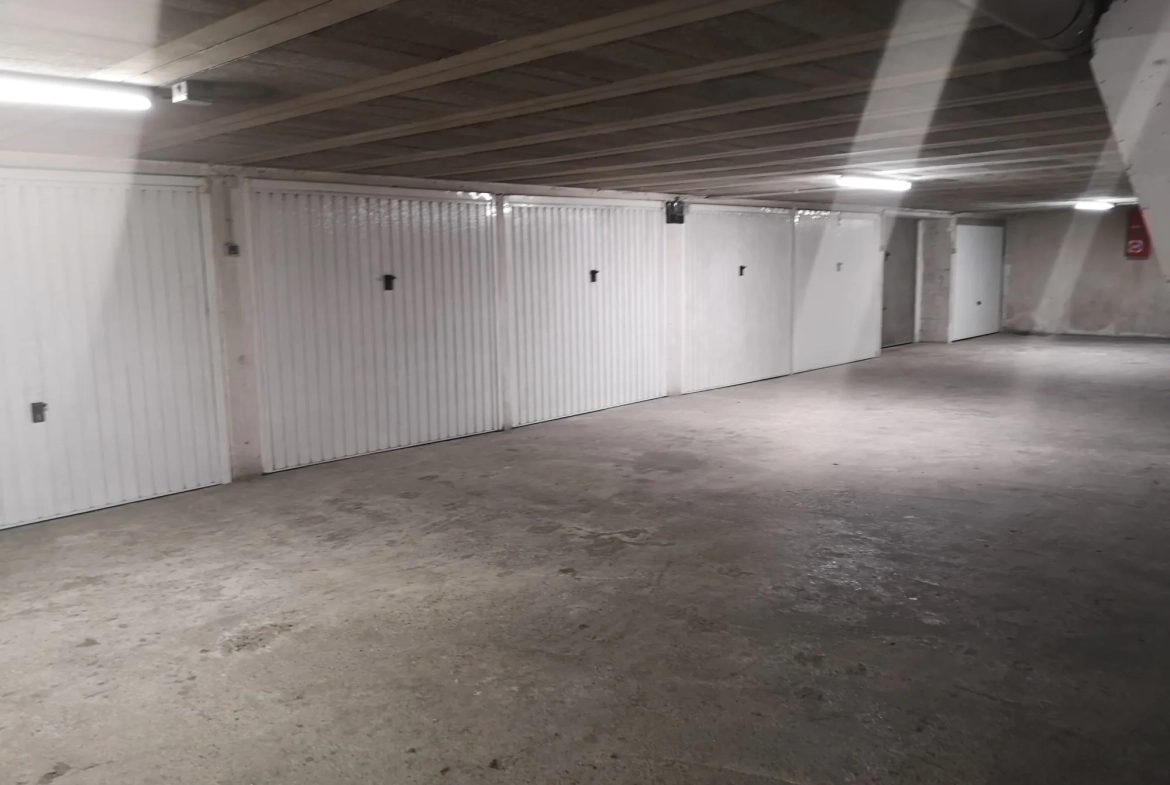 Garage de 12 m² en sous-sol à Mandelieu-la-Napoule, secteur Capitou 