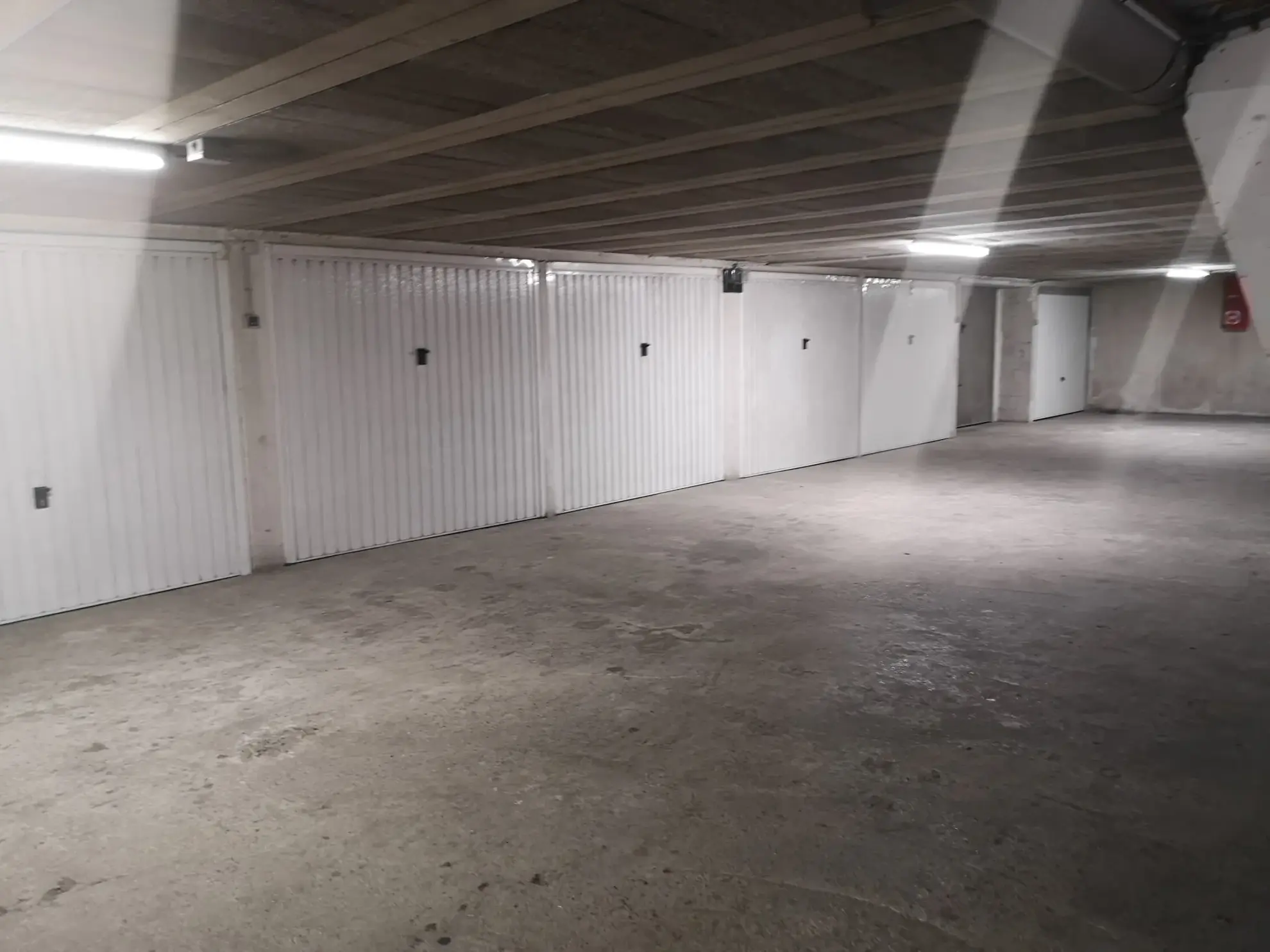 Garage de 12 m² en sous-sol à Mandelieu-la-Napoule, secteur Capitou 