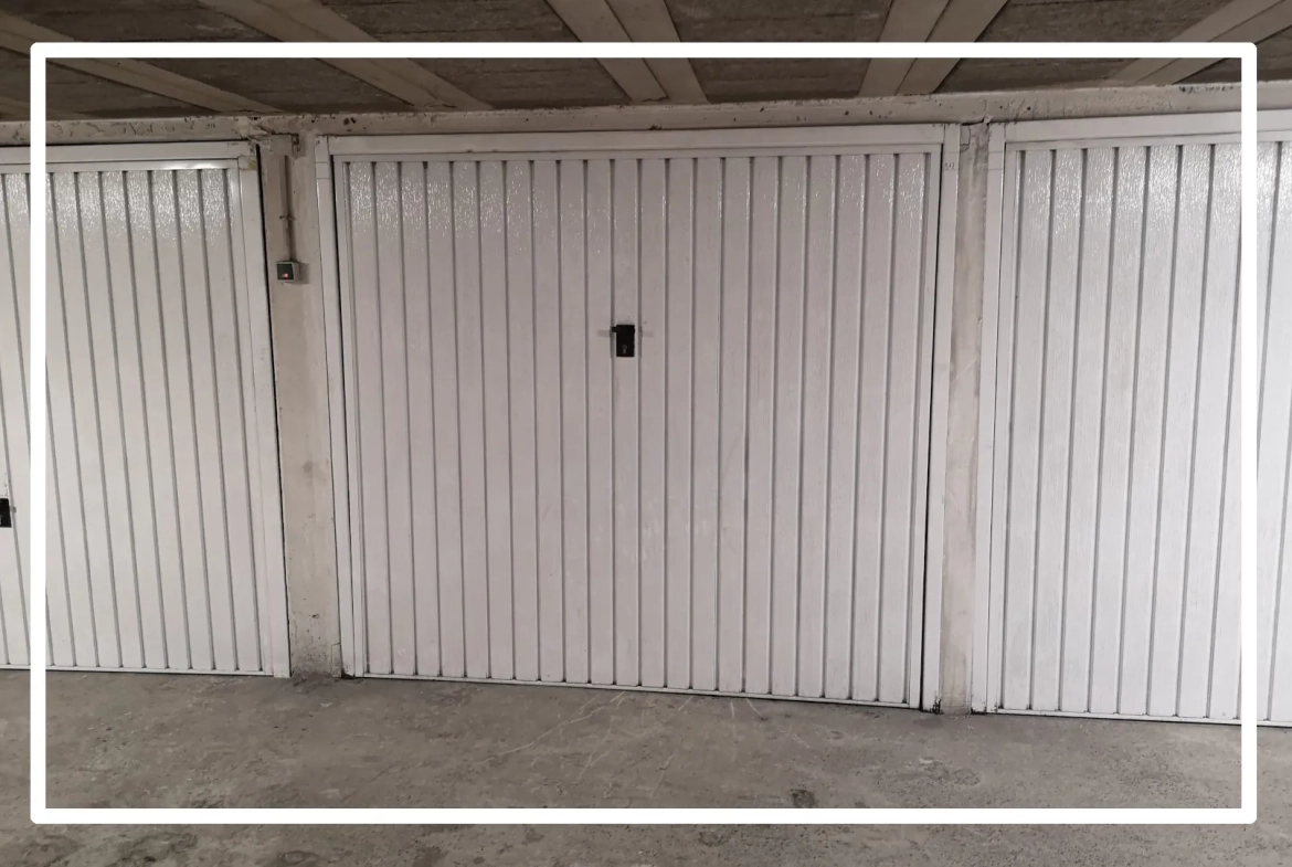 Garage de 12 m² en sous-sol à Mandelieu-la-Napoule, secteur Capitou 