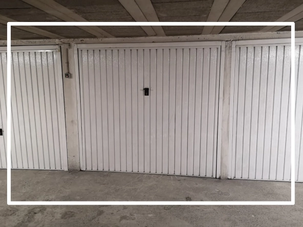 Garage de 12 m² en sous-sol à Mandelieu-la-Napoule, secteur Capitou