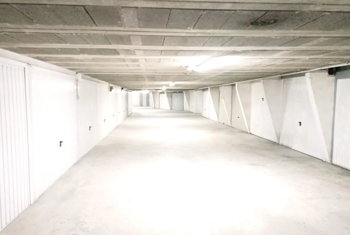 Garage de 12 m² en sous-sol à Mandelieu-la-Napoule, secteur Capitou 