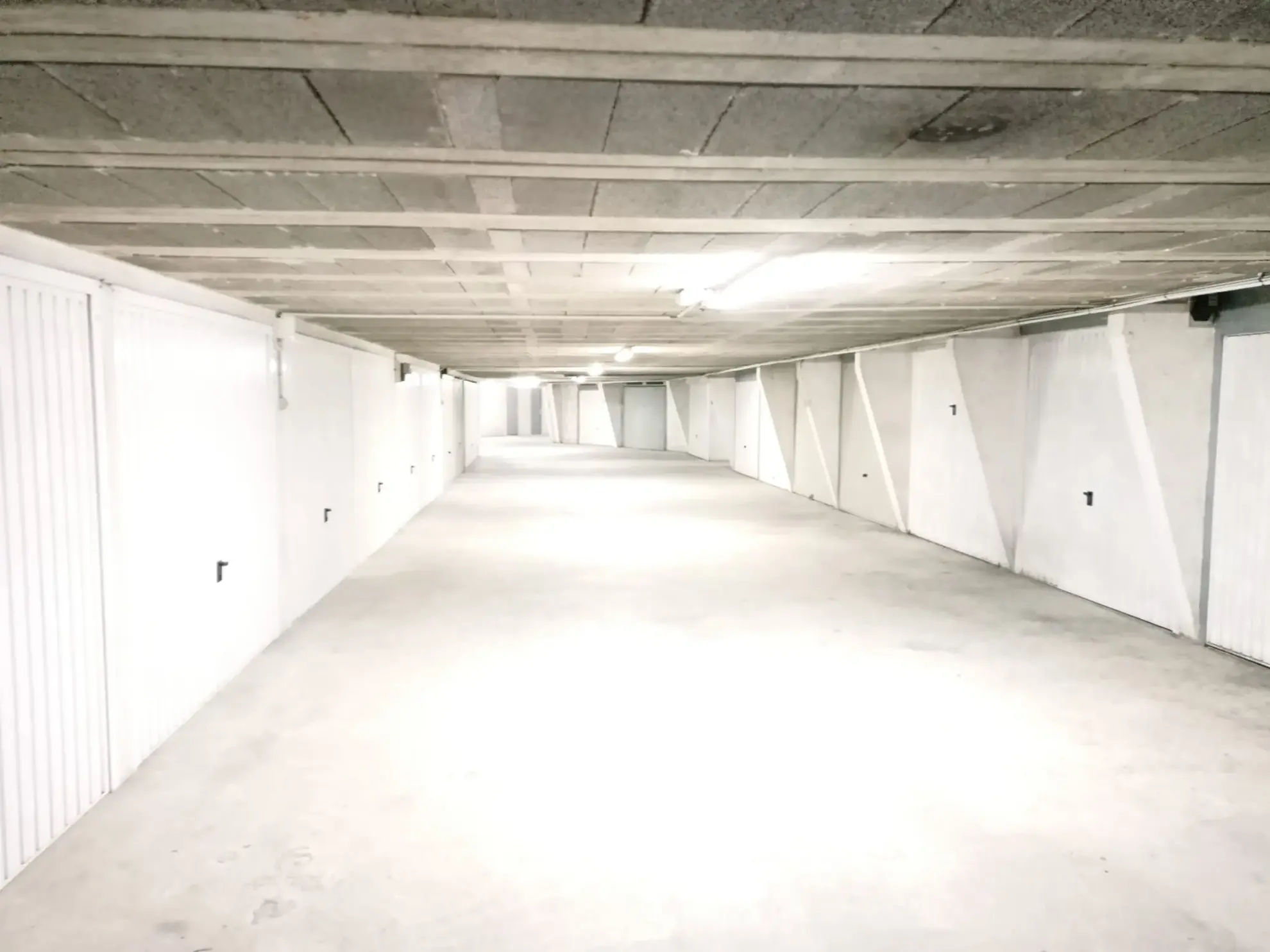 Garage de 12 m² en sous-sol à Mandelieu-la-Napoule, secteur Capitou 