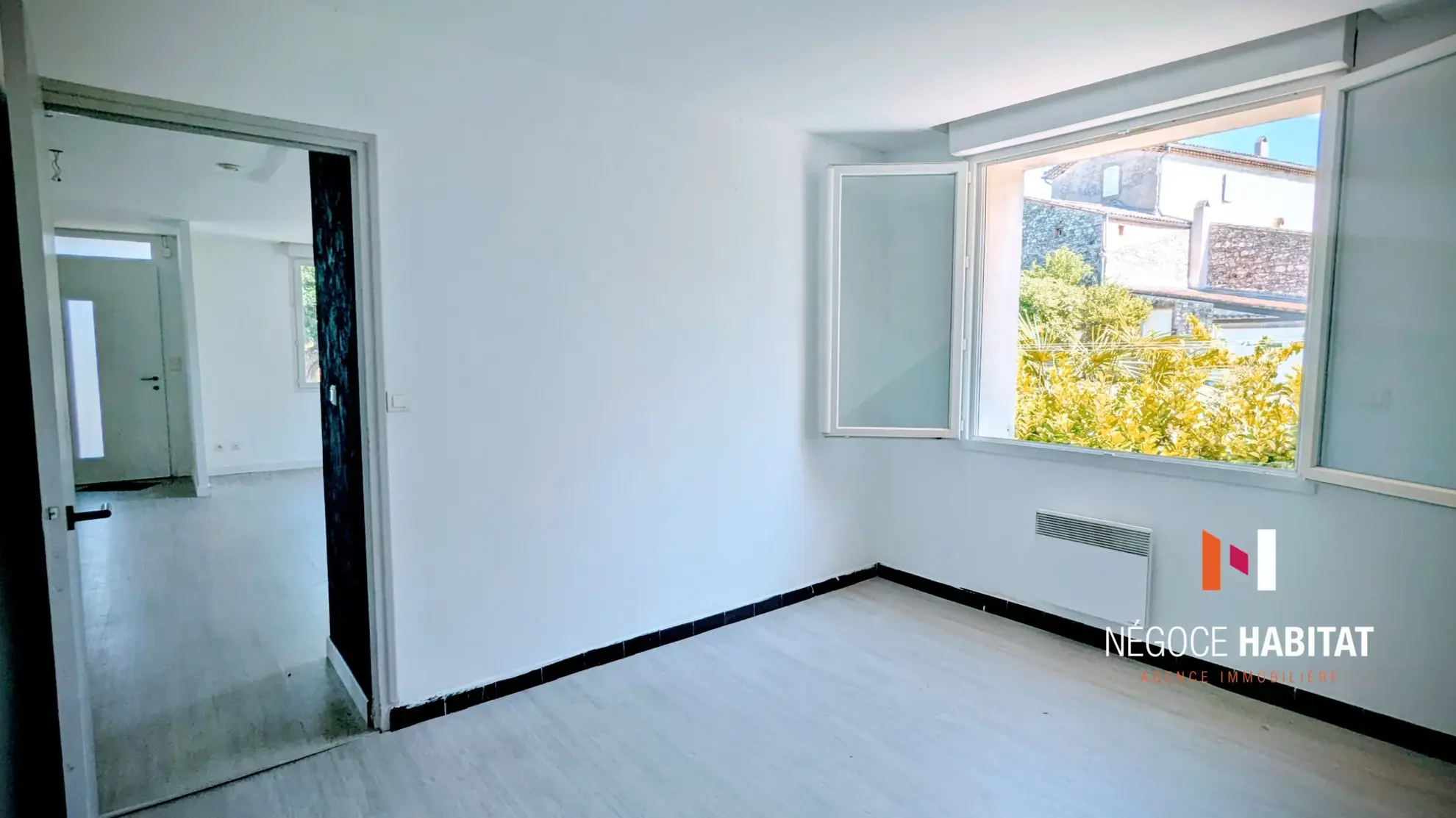 Maison en pierre de plain-pied à Ners avec grand garage et terrain piscinable 