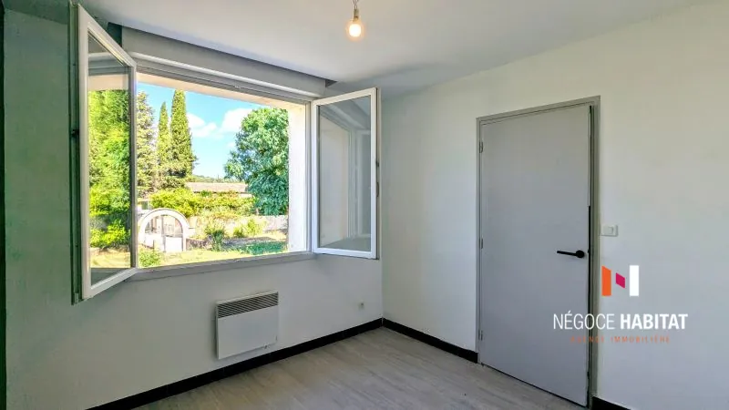 Maison en pierre de plain-pied à Ners avec grand garage et terrain piscinable 