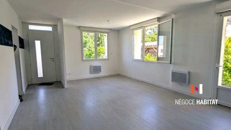 Maison en pierre de plain-pied à Ners avec grand garage et terrain piscinable 