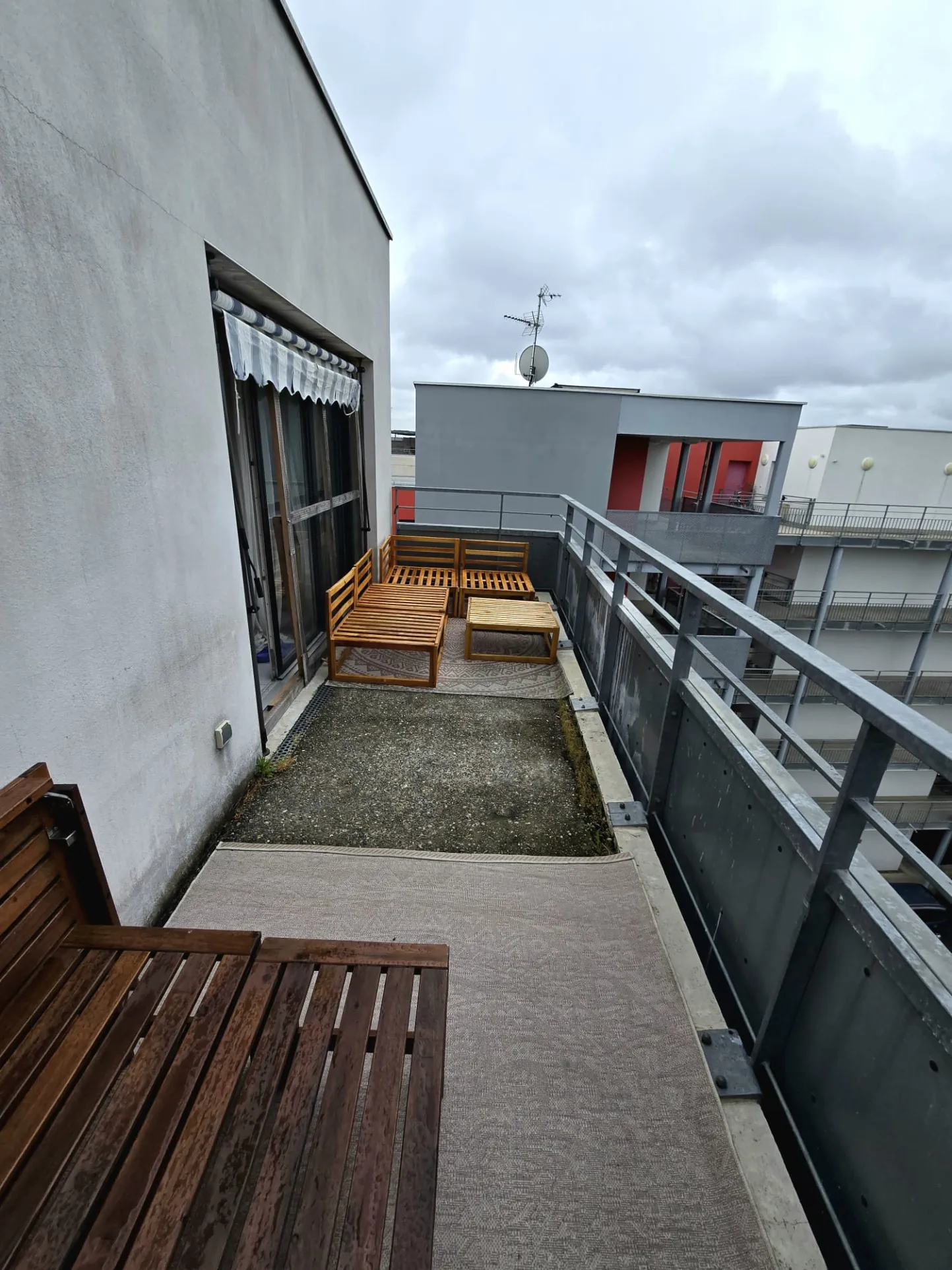 Appartement T3 en dernier étage avec terrasse et parking à Toulouse 