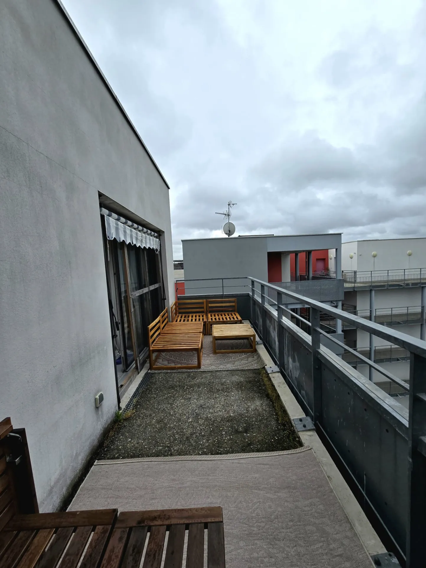 Appartement T3 en dernier étage avec terrasse et parking à Toulouse 