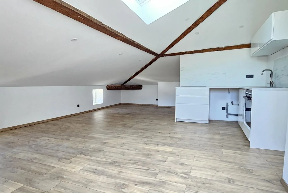 Appartement T3 de 121,8 m² avec terrasse à L'Étrat, dernier étage 