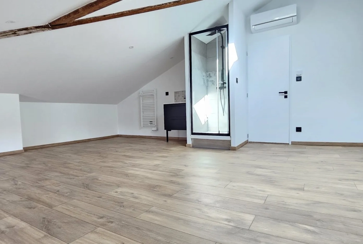 Appartement T3 de 121,8 m² avec terrasse à L'Étrat, dernier étage 