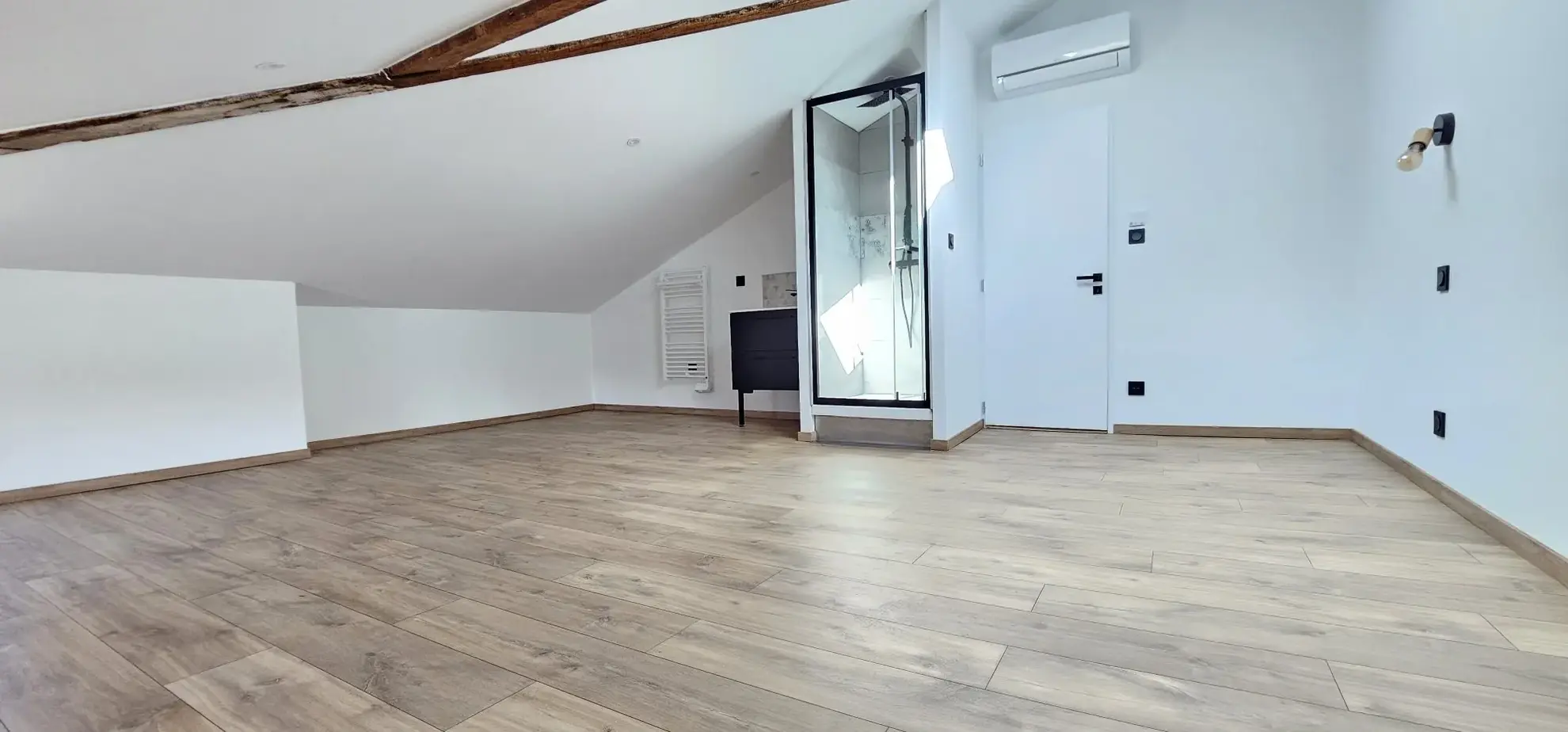 Appartement T3 de 121,8 m² avec terrasse à L'Étrat, dernier étage 