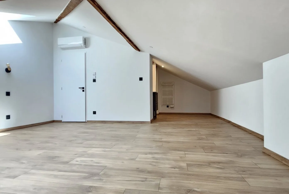 Appartement T3 de 121,8 m² avec terrasse à L'Étrat, dernier étage 