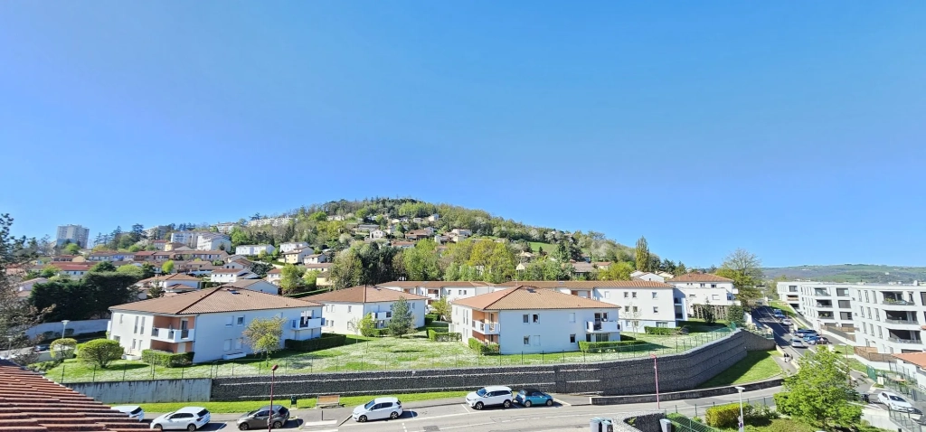 Appartement T3 de 121,8 m² avec terrasse à L'Étrat, dernier étage