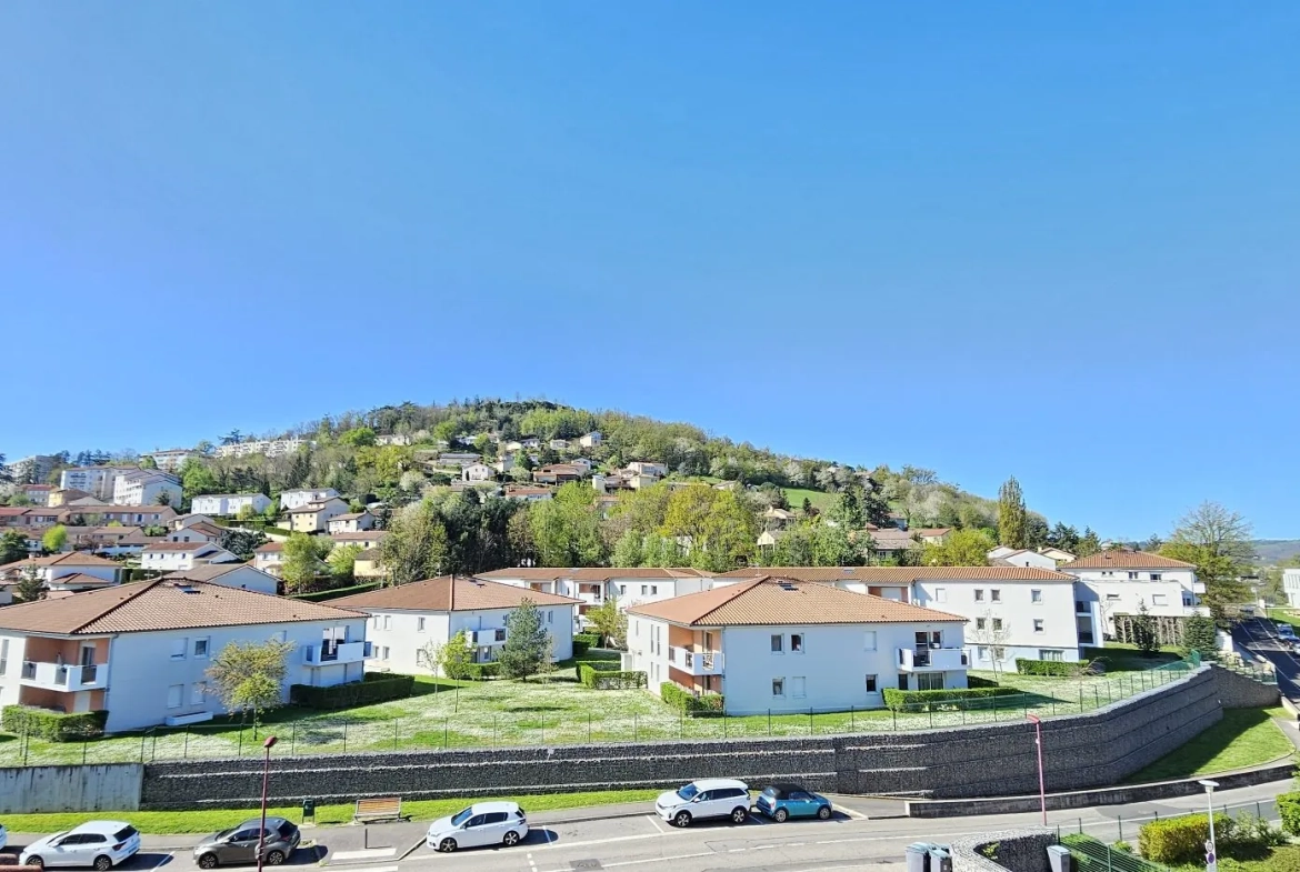 Appartement T3 de 121,8 m² avec terrasse à L'Étrat, dernier étage 