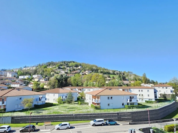 Appartement T3 de 121,8 m² avec terrasse à L'Étrat, dernier étage