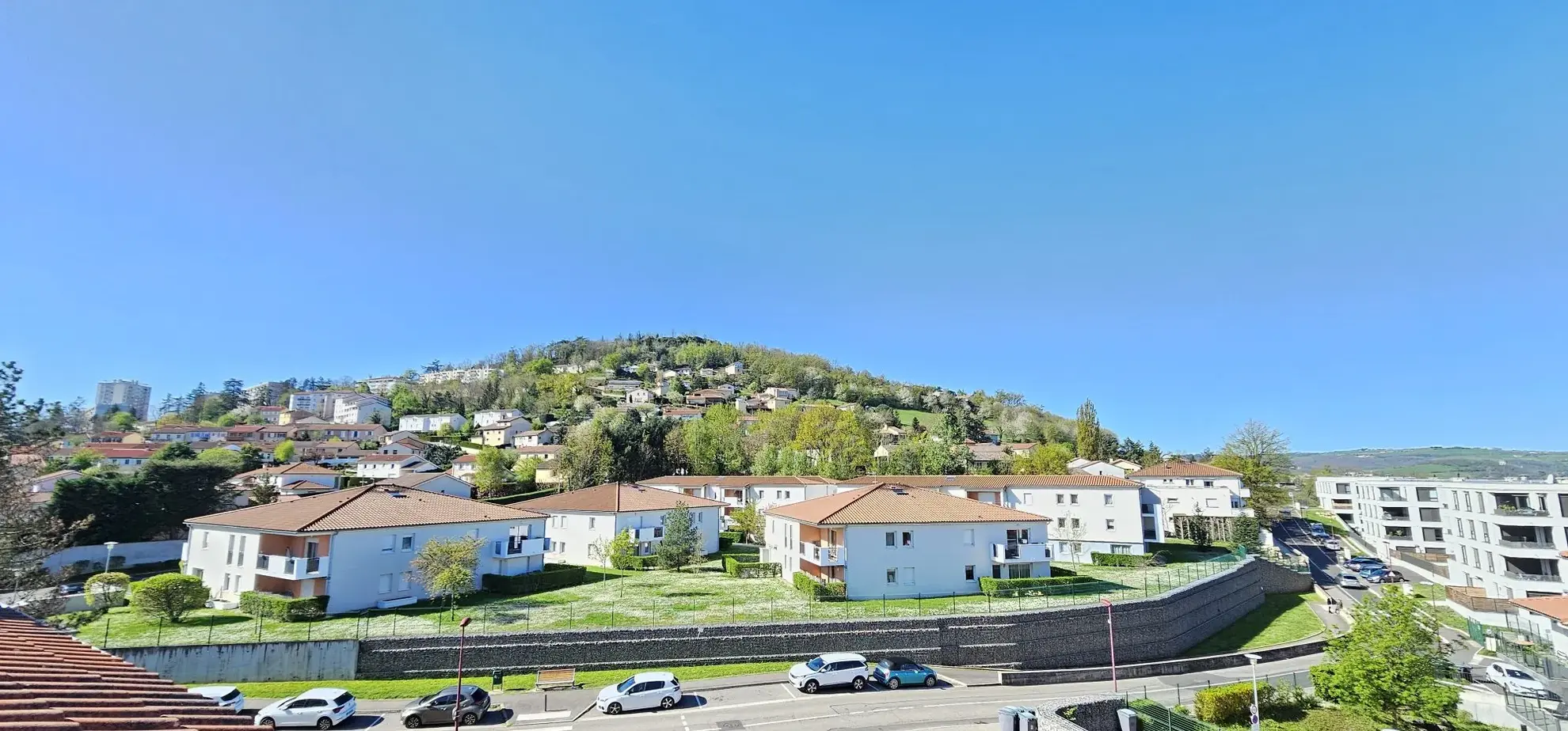 Appartement T3 de 121,8 m² avec terrasse à L'Étrat, dernier étage 