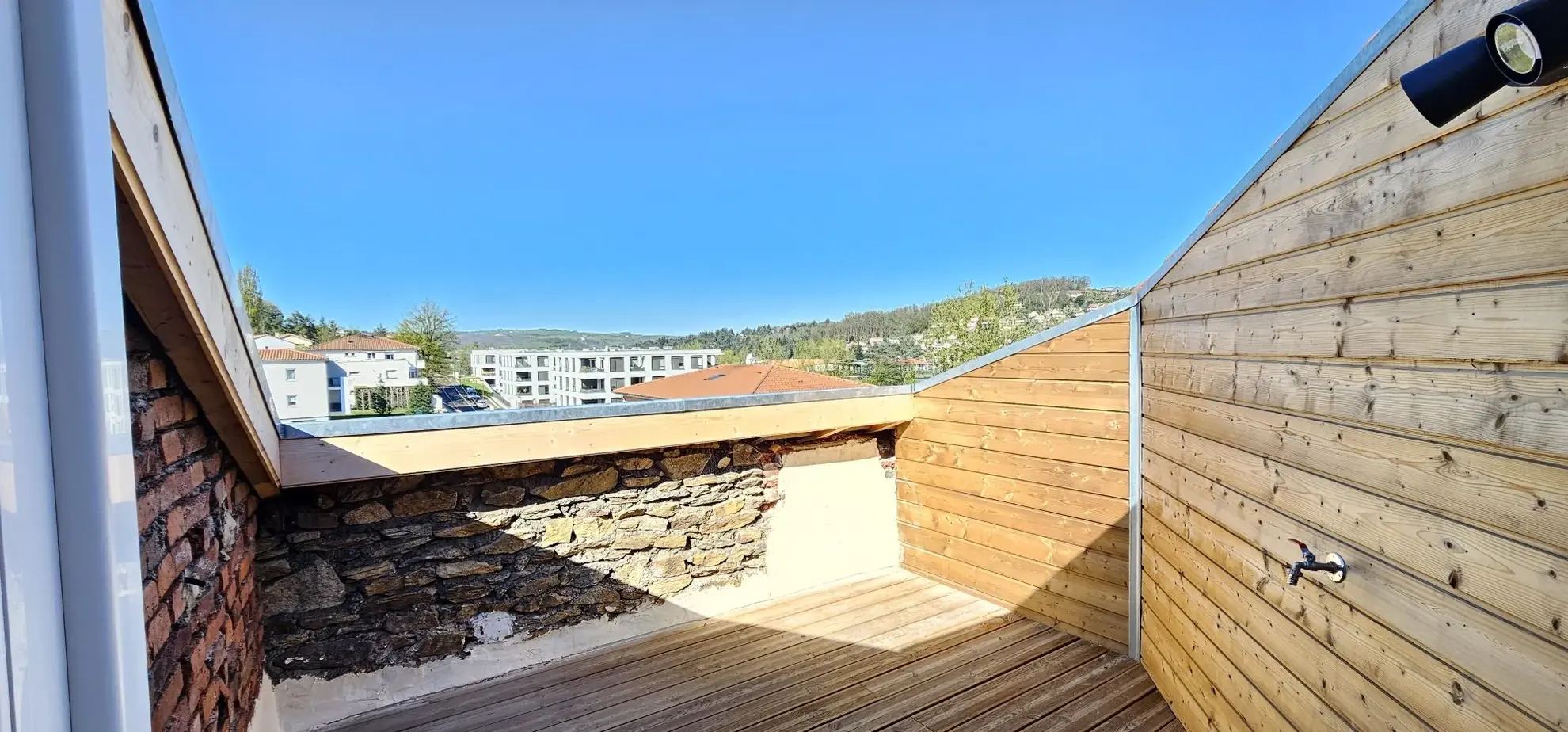 Appartement T3 de 121,8 m² avec terrasse à L'Étrat, dernier étage 