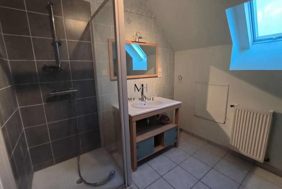 salle de douche étage Maison individuelle avec piscine, terrasse et sous-sol à Alençon 