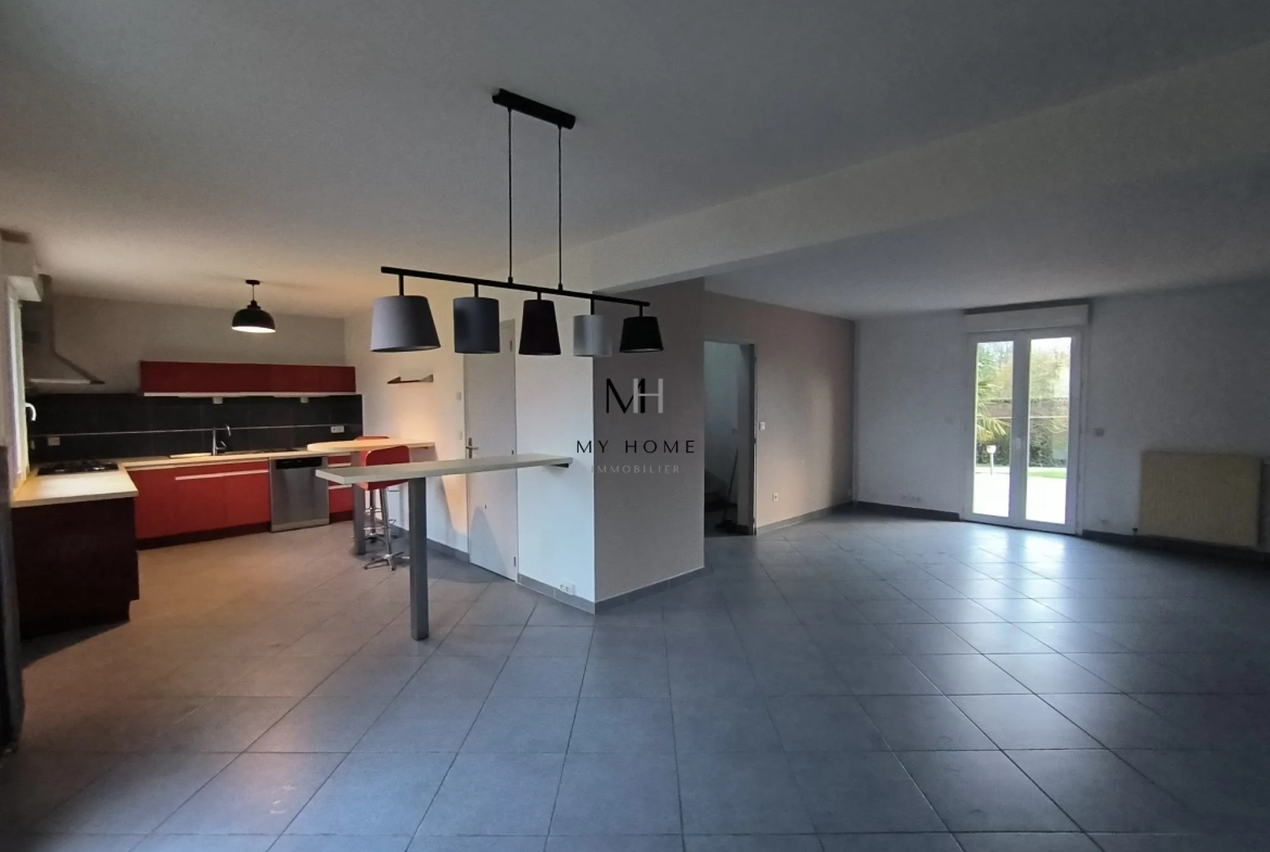 Séjour salon Maison individuelle avec piscine, terrasse et sous-sol à Alençon 