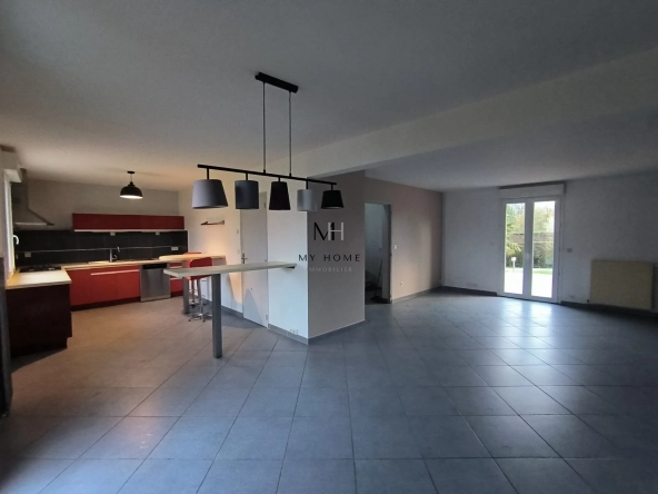 Séjour salon Maison individuelle avec piscine, terrasse et sous-sol à Alençon